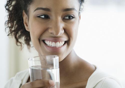 早上起来喝淡盐水有什么好处（早晨起来喝淡盐水有什么好处）