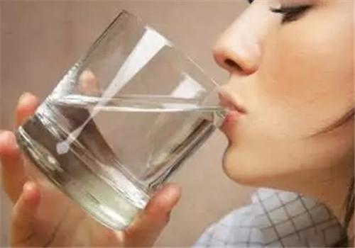 上火嘴唇起泡怎么办（秋季上火嘴唇起泡怎么办）