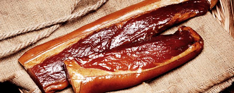 腊肉上的白色的是什么东西 怎么区别腊肉上的盐和霉