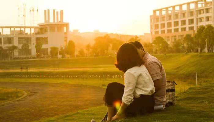 野花肆意生长爱意永不消退什么意思  野花肆意生长爱意永不消退什么意思