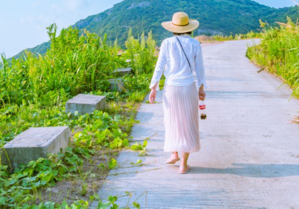 夏季浅色裙子搭配技巧 夏季浅色系裙子的搭配方法