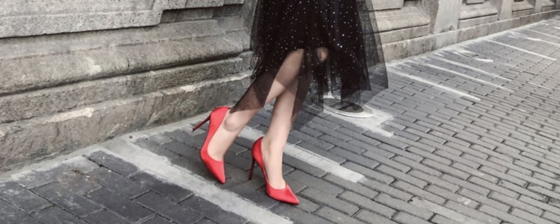 红色高跟鞋配什么颜色的裙子 红色高跟鞋搭配裙子的颜色