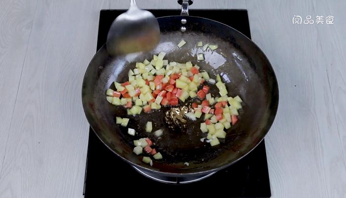 茼蒿菜炒三丁的做法  茼蒿菜炒三丁怎么做