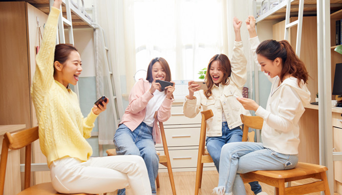 活的认真,笑的放肆的意思 活的认真,笑的放肆的意思是什么