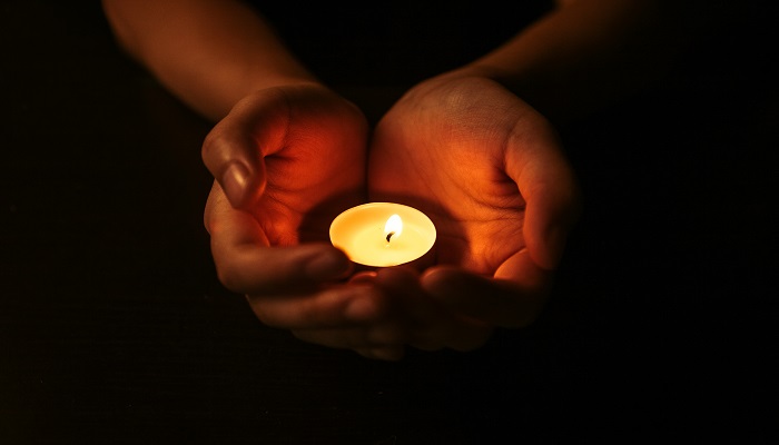 蚕到方死丝方尽蜡炬成灰泪始干什么意思 蚕到死丝方尽