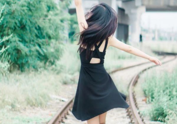 连衣裙如何搭配 连衣裙的搭配方法有哪些