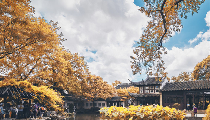 四面桃花三面柳,一城山色半城湖写的哪个城市 一城山色半城湖.是哪个城市