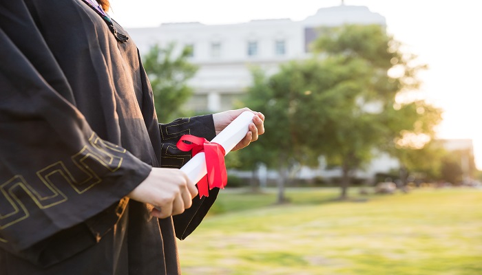 学士服穿长裤还是短裤 学士服穿什么裤子