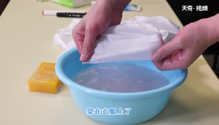 黑色墨水染在衣服上怎样去除 如何处理黑色墨水弄脏的衣服