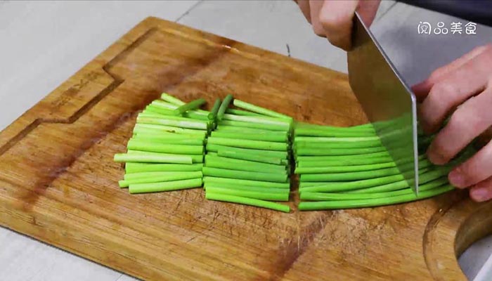 甜椒炒蒜苔的做法 甜椒炒蒜苔