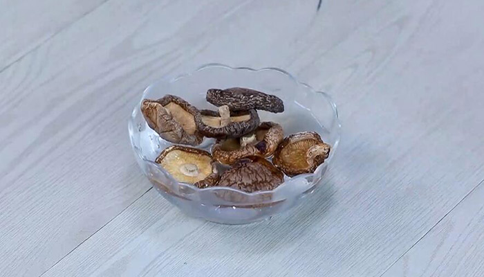 笋干香菇炒青椒的做法 笋干香菇炒青椒怎么做