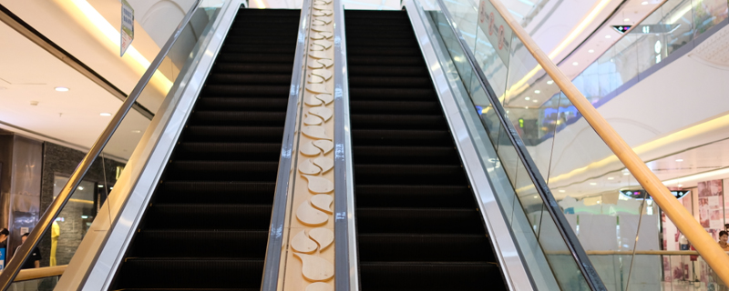 自动扶梯紧急制动按钮通常在哪