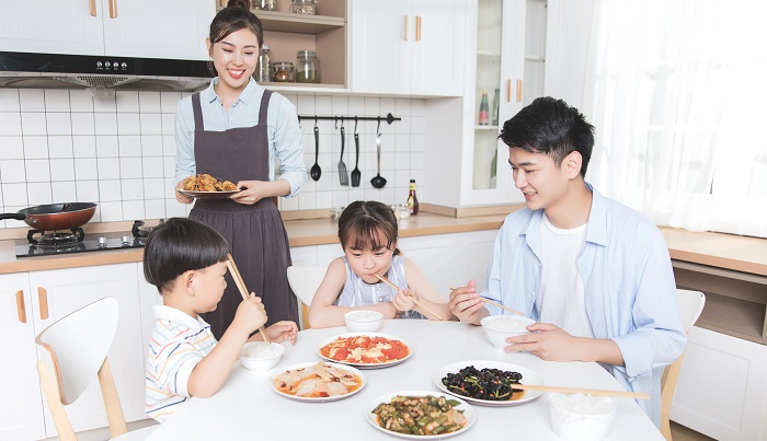 孩子吃饭声音很大怎么教育 孩子吃饭吧唧嘴怎么办