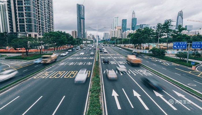 道路上的白色箭头是 道路上的白色箭头表示什么