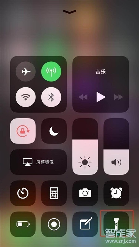 苹果11pro max手电筒怎么打开