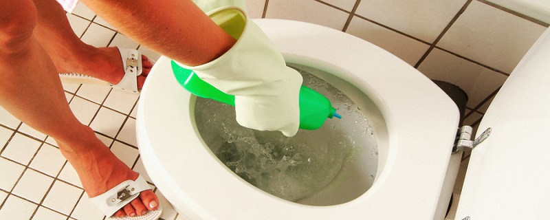 马桶被卫生纸堵住了怎么办 卫生纸把马桶堵了如何解决