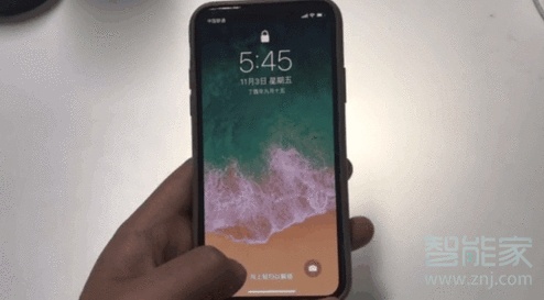 iphonexr锁屏状况下开手电筒