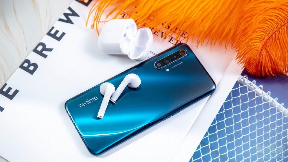 realme x50带无线耳机吗