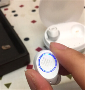 JBL FREE X蓝牙耳机怎么开关机