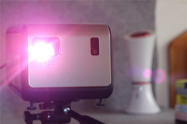 坚果J6智能投影仪如何接麦K歌