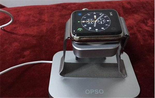 Apple Watch Series 4 耐克智能手表怎么充电