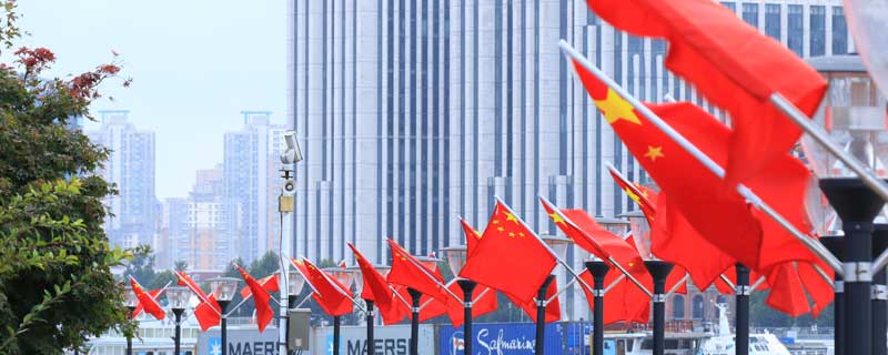 描写红旗的优美段落 描写红旗的片段 