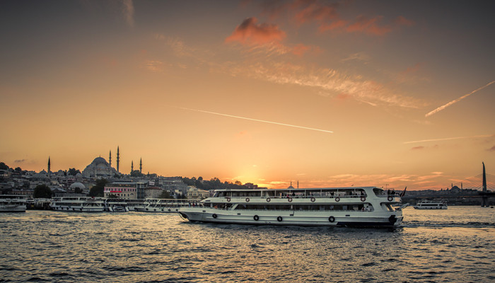 乡愁中海峡指的是什么意思 乡愁中一湾浅浅的海峡是指什么