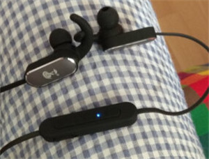 蛇圣f1耳机怎么看剩余电量