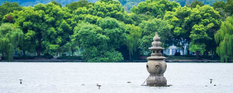 钱塘湖春行主旨 钱塘湖春行中心思想是什么