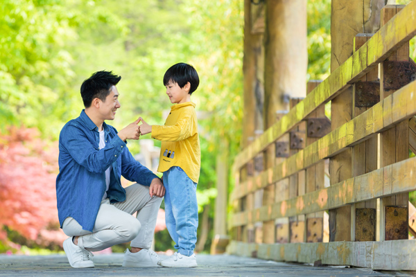 孩子内向不合群怎么调节 小孩有点内向不合群怎么办