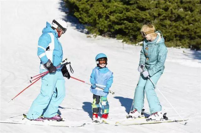 女生去滑雪穿什么衣服 女生去滑雪穿什么衣服好看