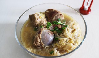 酸菜炖大骨头的做法 这样做出来的汤最好吃