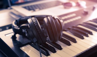 离不开你陈小春歌词 离不开你歌曲简介