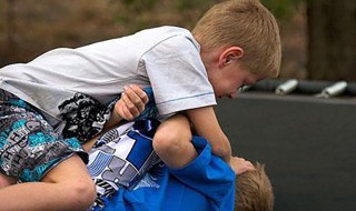 梦到打架见血什么意思 梦到打架见血的寓意