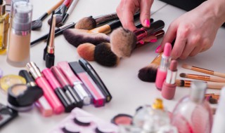 化妆品放在家用冰箱里可以吗 化妆品适合放在冰箱里吗