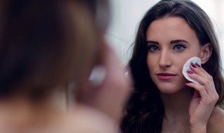 使用卸妆油需要注意哪些注意事项 卸妆油的使用方法以及注意事项介绍