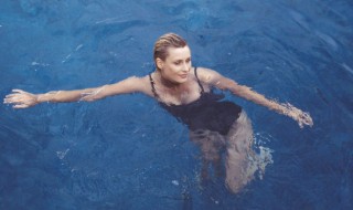 梦见在湖里游泳有什么暗示吗 梦见游泳的含义