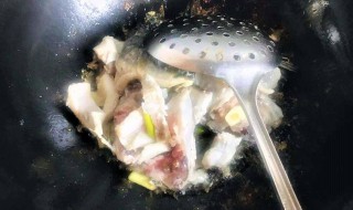 鱼头酸菜鱼的做法 做的时候要加入什么辅料