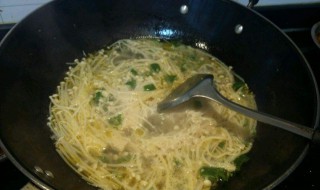 金针酸汤肥牛的做法 如何做金针酸汤肥牛