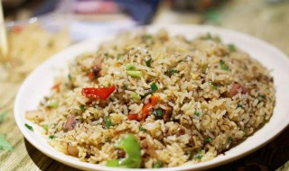 酸菜炒饭的做法 家常酸菜炒饭的做法