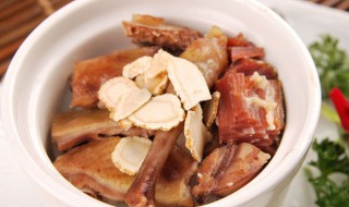 鸽子配什么炖比较好喝能补血 鸽子搭配方法