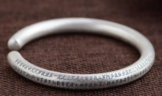 银手镯带手上手变黑怎么回事 大家可以了解一下