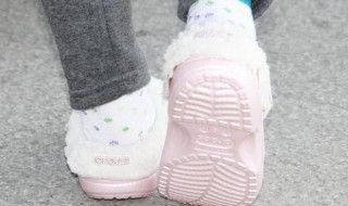 穿洞洞鞋穿袜子合适吗 穿洞洞鞋穿袜子合不合适