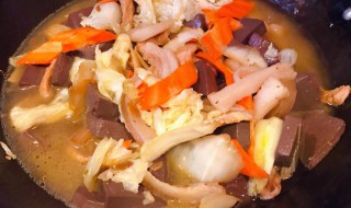 白菜炖鸭血 圆白菜煮鸭血的家常做法分享