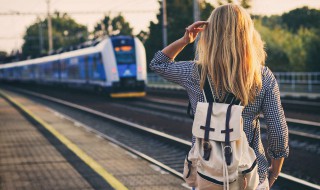 孤单的反义词是什么 孤单的反义词及解释