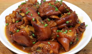 如何自制美味好吃的砂锅焖猪蹄 自制美味的砂锅猪脚做法