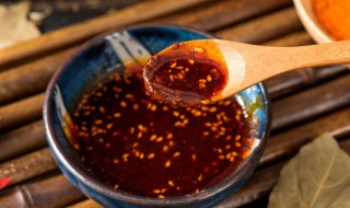 如何自制家庭常备万能辣椒油 自制家庭常备万能辣椒油的做法