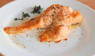 紫姜香茅三文鱼的做法 紫姜香茅三文鱼怎么做