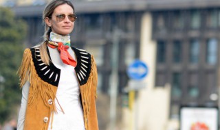 丝质小围巾搭配方法 一同来看看怎么搭配