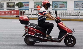 电动车上的人都要戴头盔吗 一定要注意了